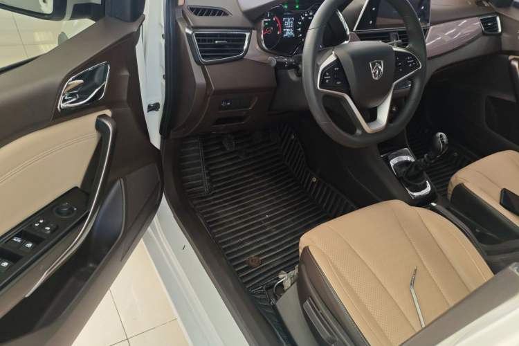 Used Baojun 310W 2017 1.5L Manual Fashion Model China V
