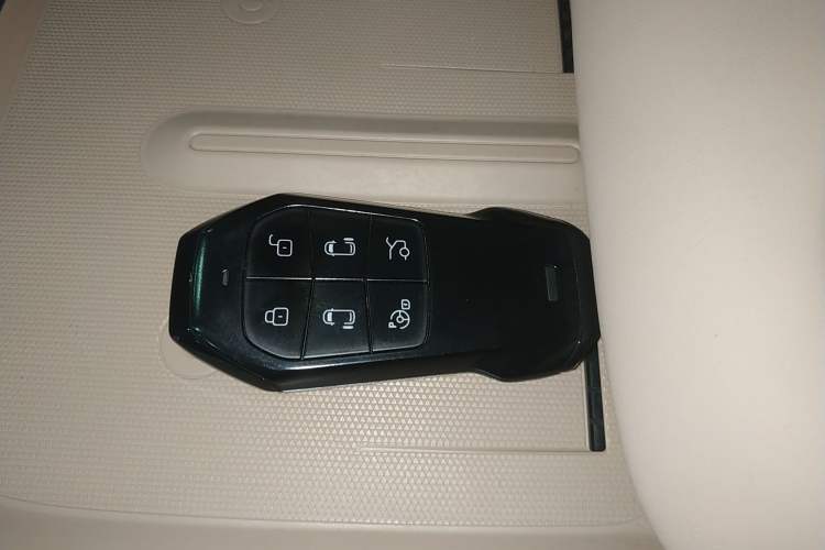 Used XPeng X9 2024 702 Ultra-Long Range Max
