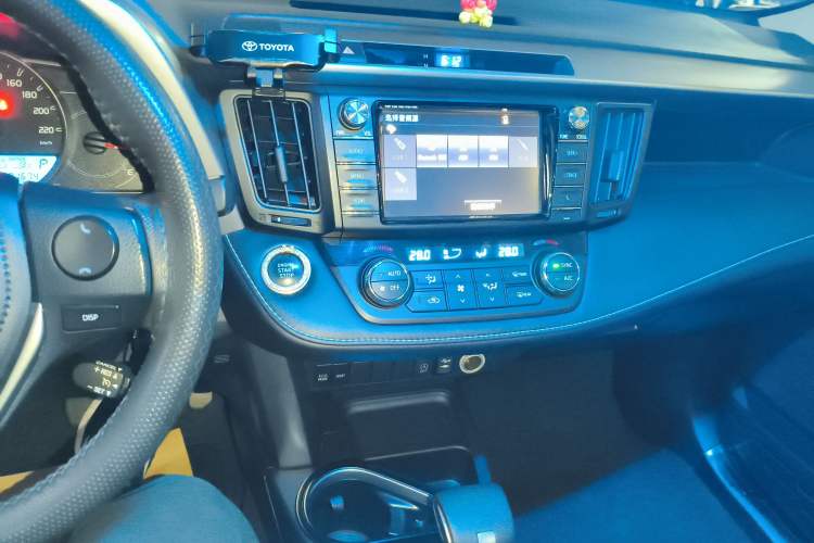 Used Toyota RAV4 2019 2.0L CVT Two-Wheel Drive Luxury Version China VI Standard