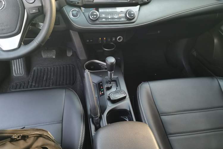 Used Toyota RAV4 2016 2.0L CVT Two-Wheel Drive Comfort Edition China V Standard
