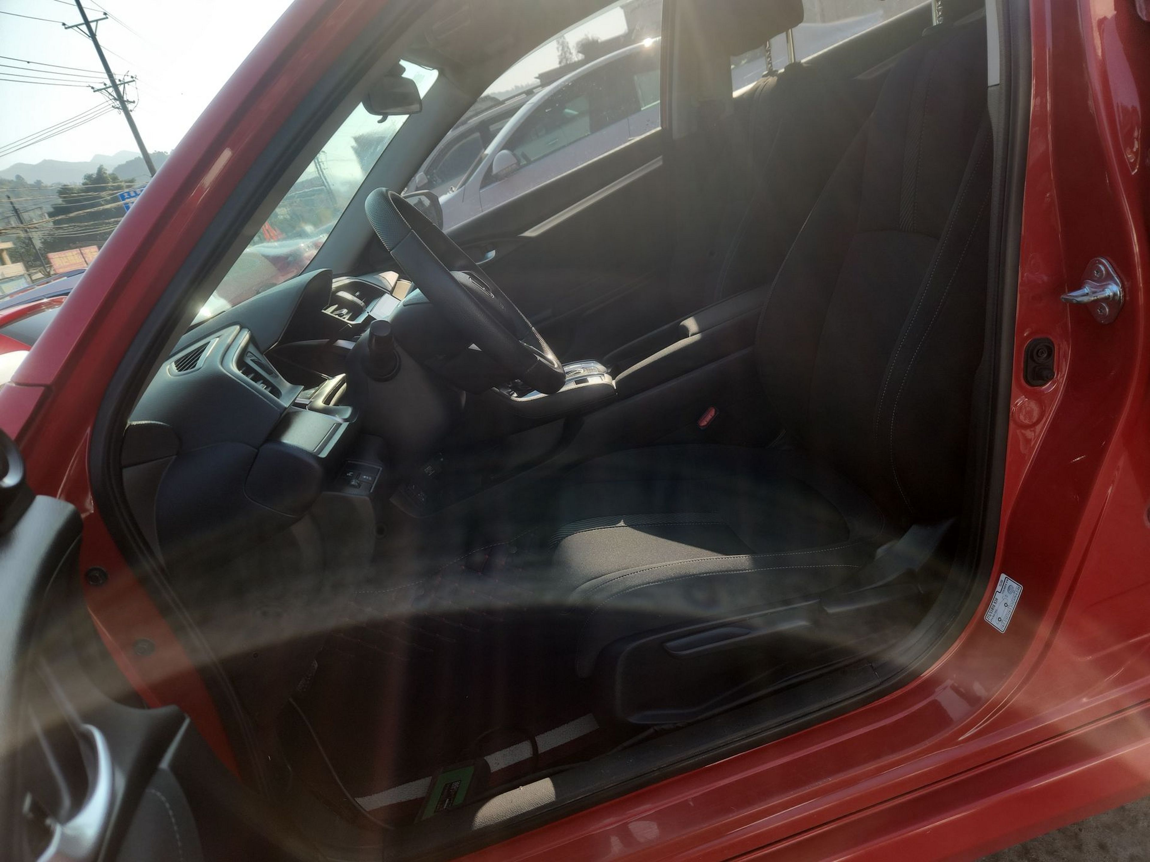 المقاعد الأمامية داخل السيارة