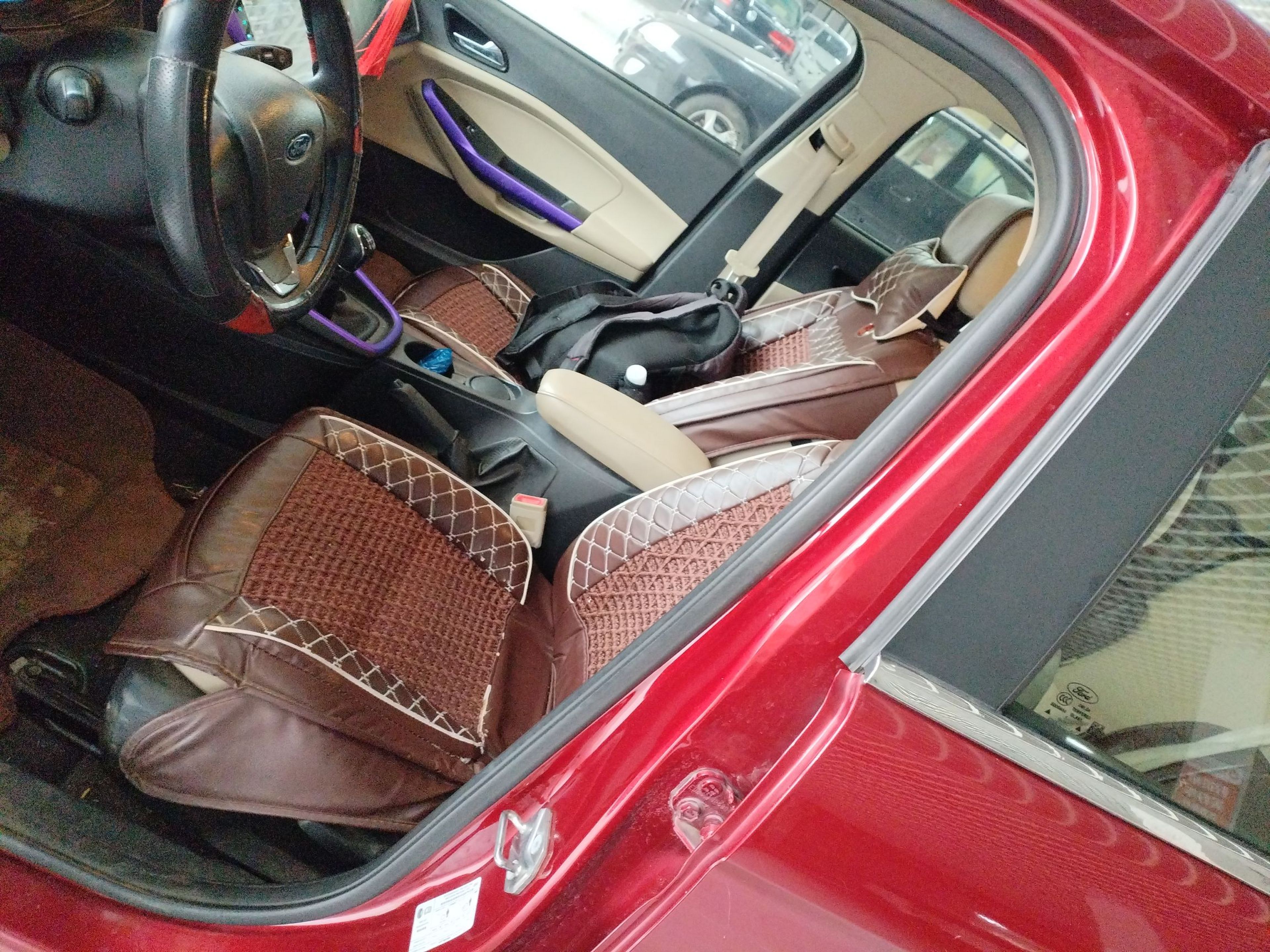 المقاعد الأمامية داخل السيارة