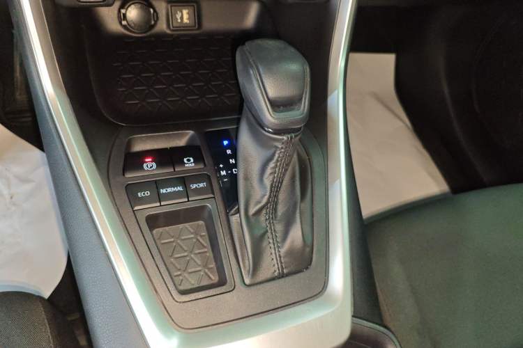 Used Toyota Wildlander 2024 2.0L CVT Two-Wheel Drive Leading Edition
