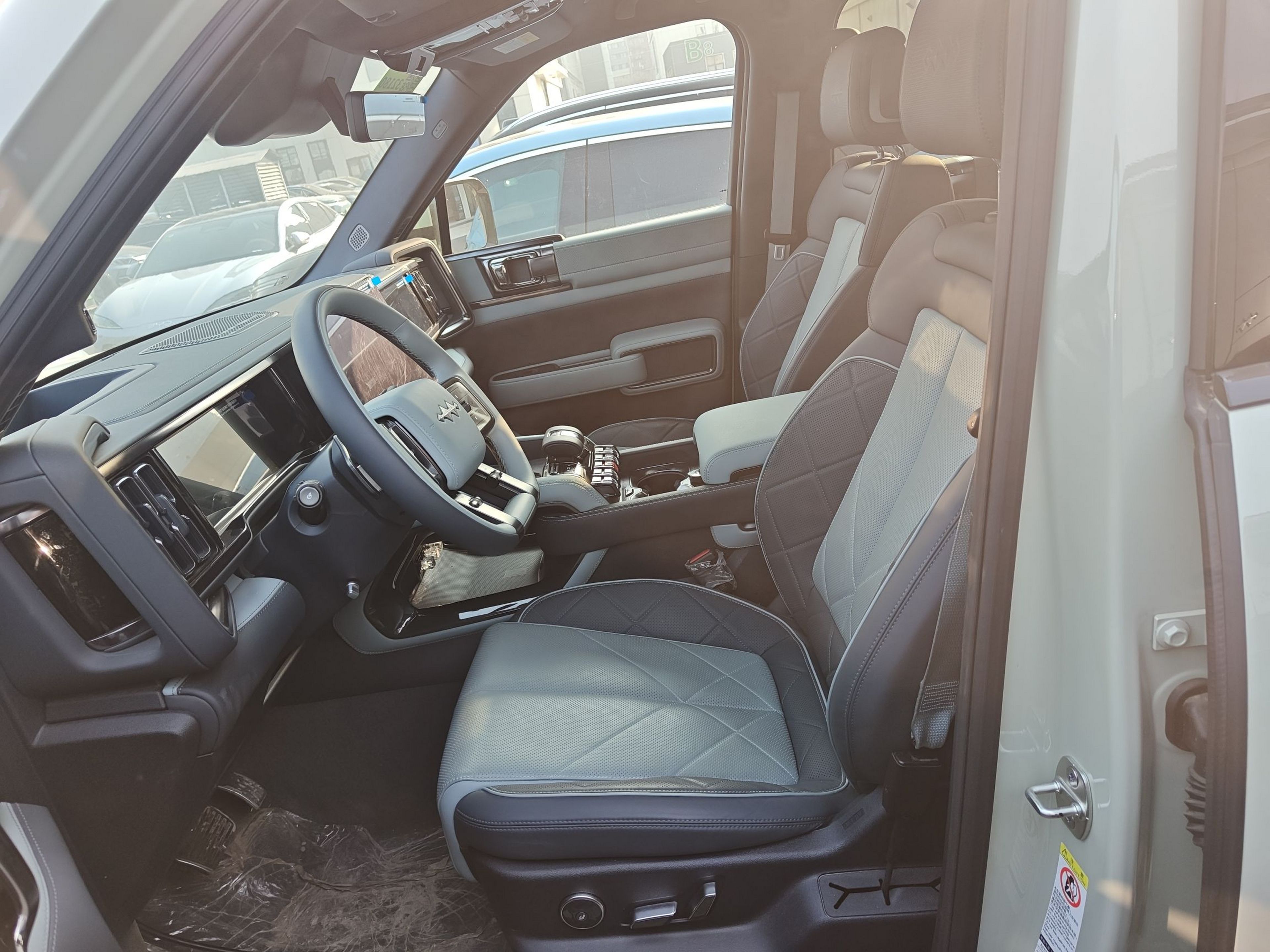 المقاعد الأمامية داخل السيارة