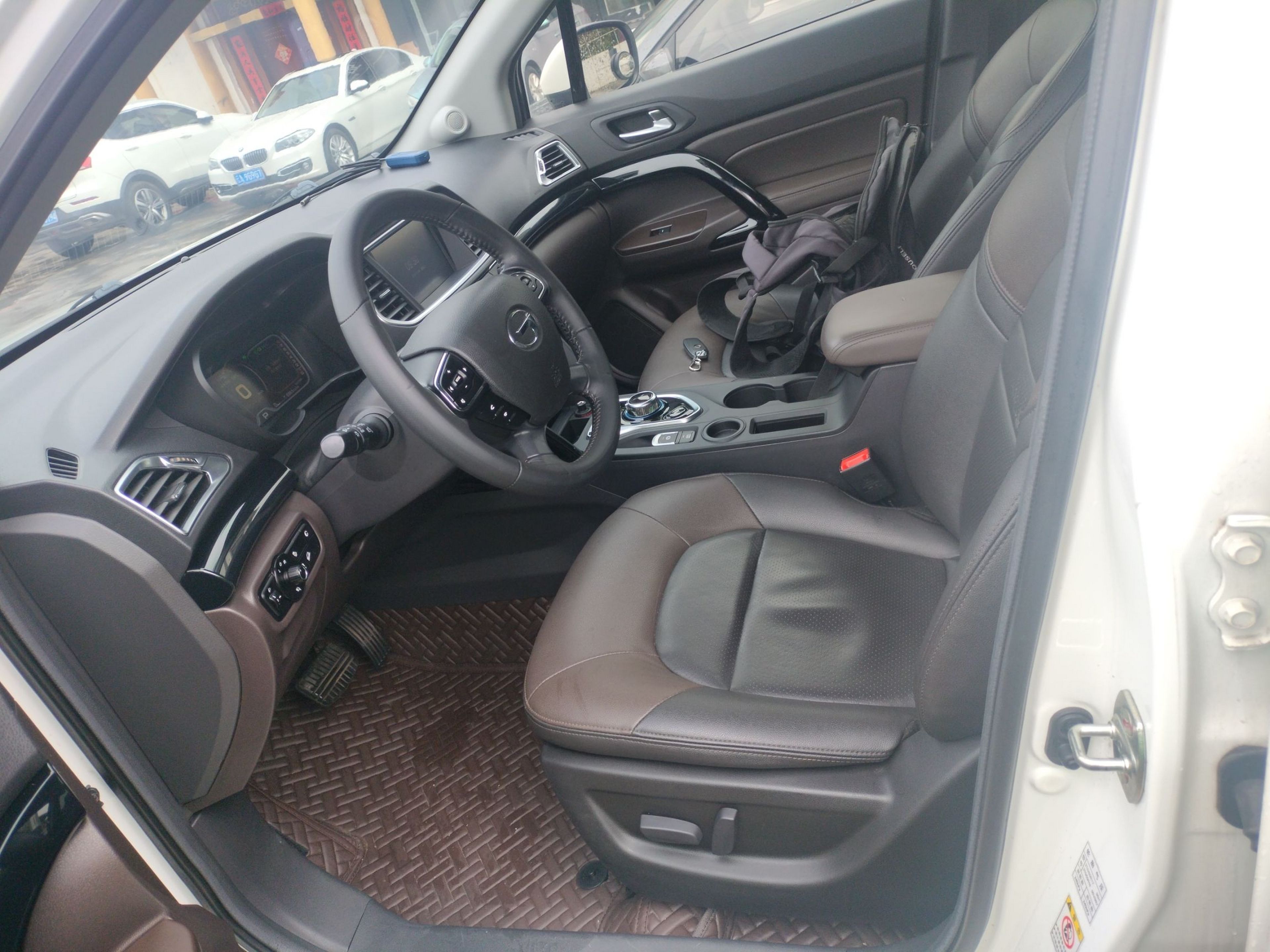 المقاعد الأمامية داخل السيارة