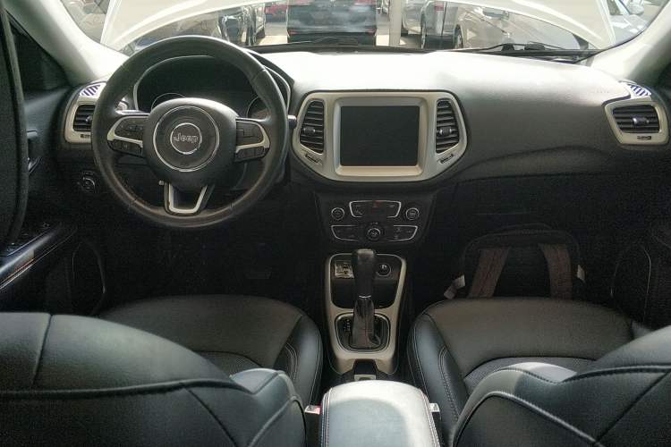 Used  Compass 2017 200T Automatic Family Edition
