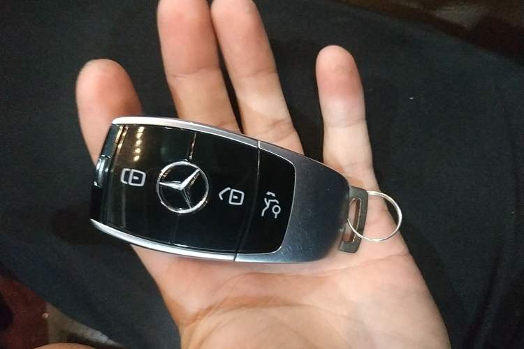 Used Mercedes-Benz E-Class 2016 E 300 L Sporty and Stylish Model
