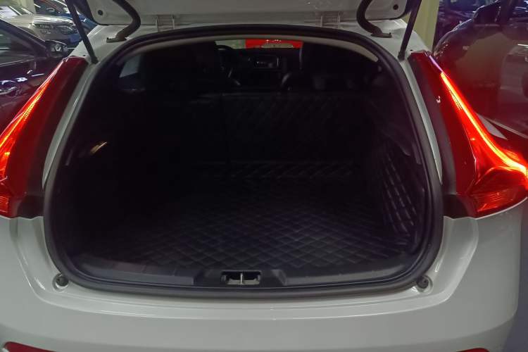 Used Volvo V40 2016 T3 Zhiyi Edition