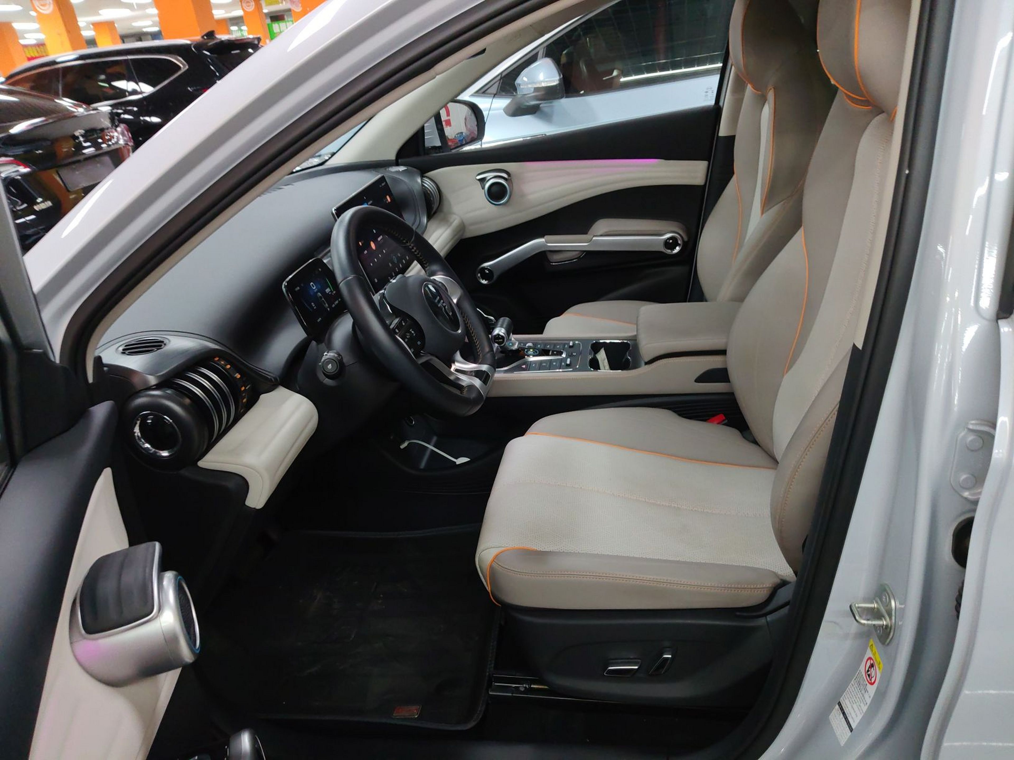 Переднее сиденье в автомобиле