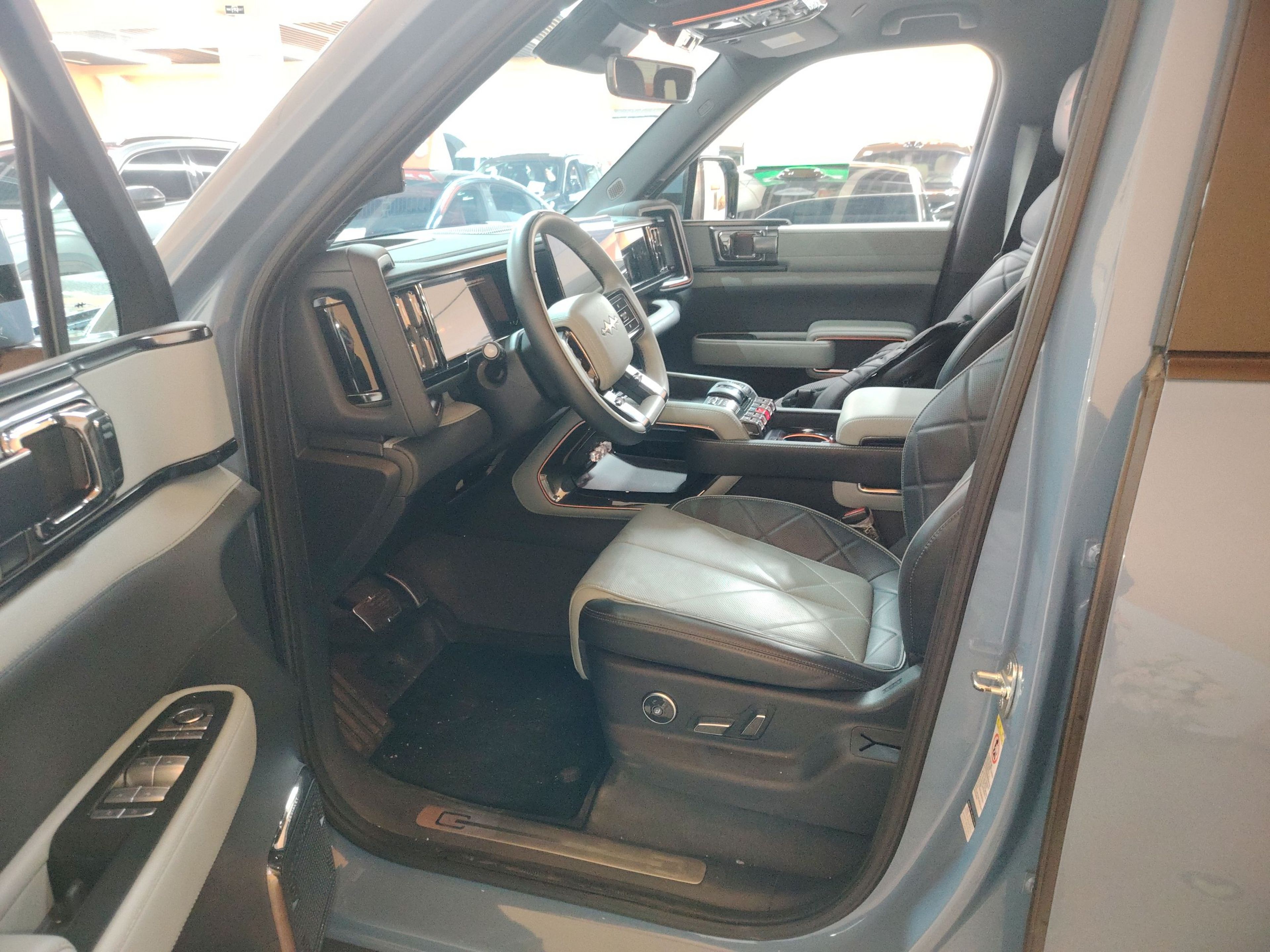 المقاعد الأمامية داخل السيارة