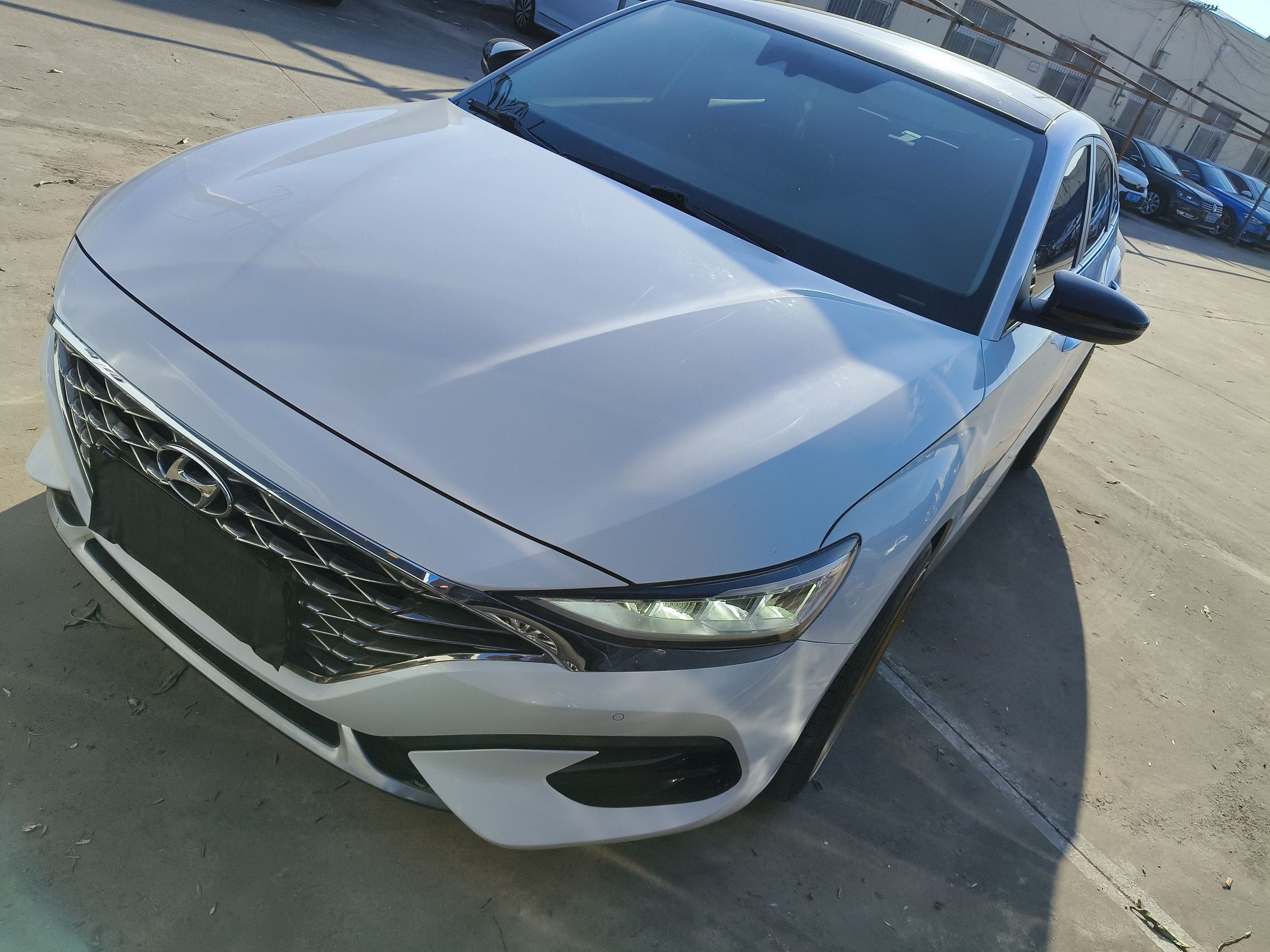 Под передней частью автомобиля