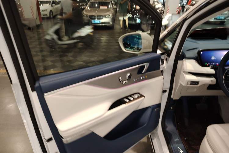 Used Buick GL8 New Energy 2024 Lu Zun Luxury Edition 7-Seater
