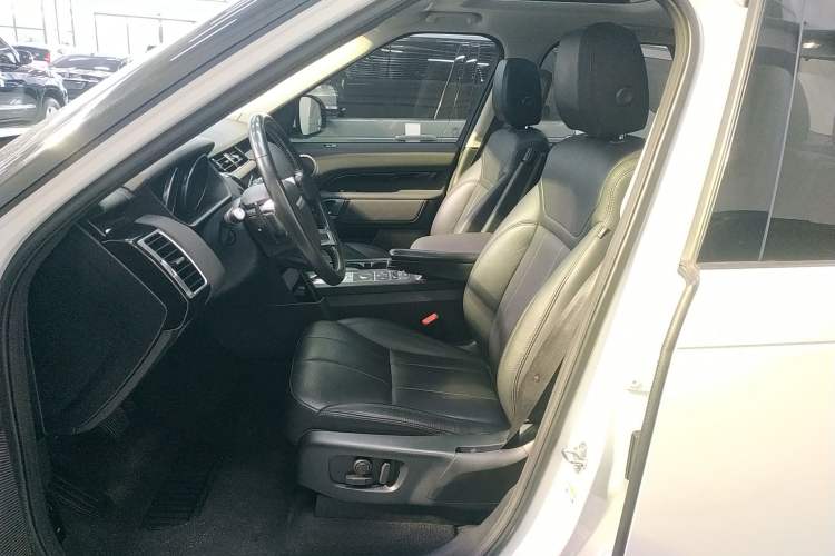 Used Land Rover Discovery 2019 2.0T SE
