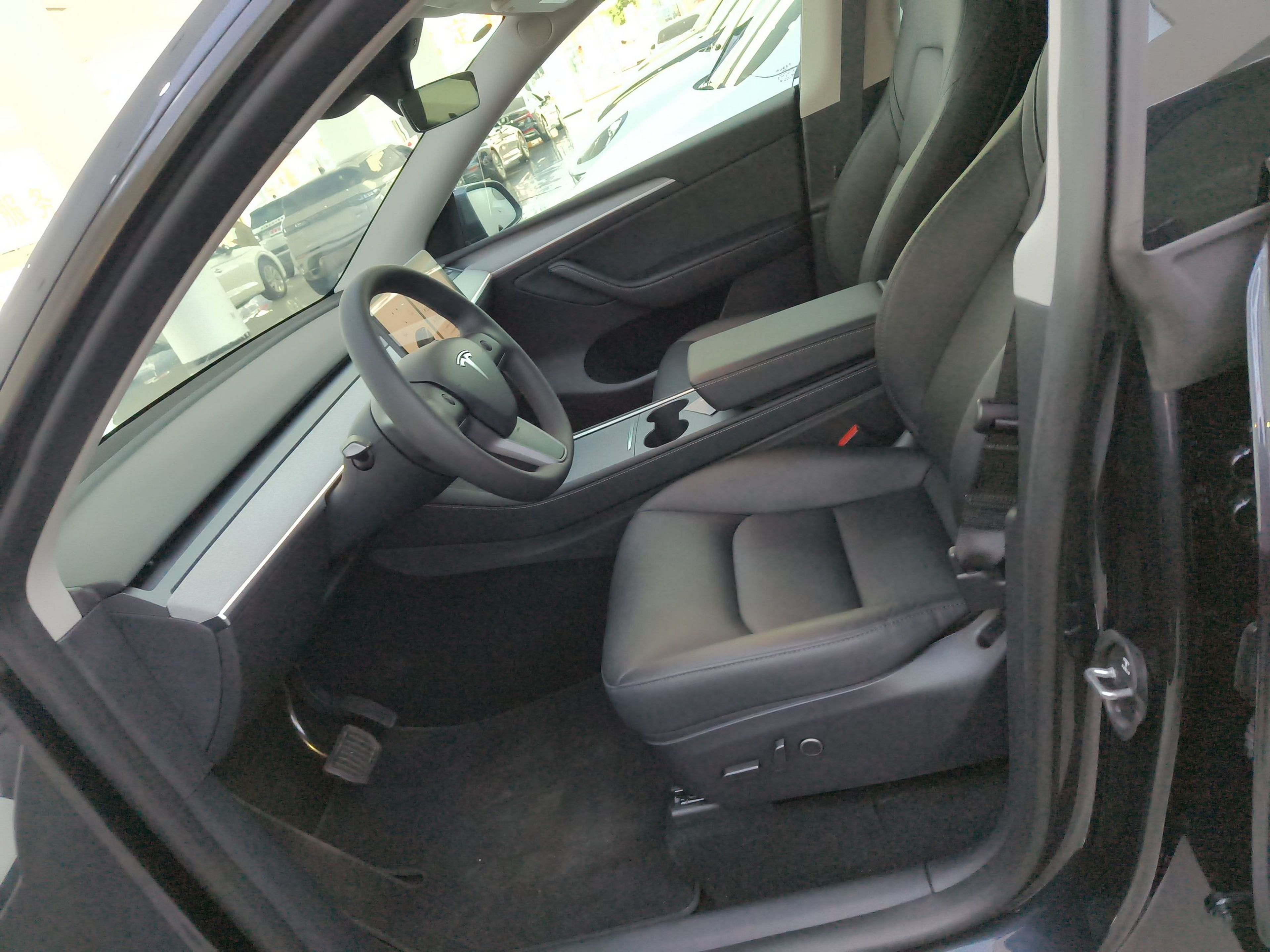 المقاعد الأمامية داخل السيارة