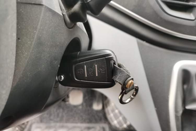 Used SAIC MAXUS Xintu V80 2021 2.0T Manual Classic Aoyuntong Short Wheelbase Mid-Roof 5/6-Seater