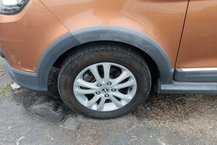 Used Dongfeng Fengon 360 2015 1.5L Manual Luxury 7-Seater China IV Standard
