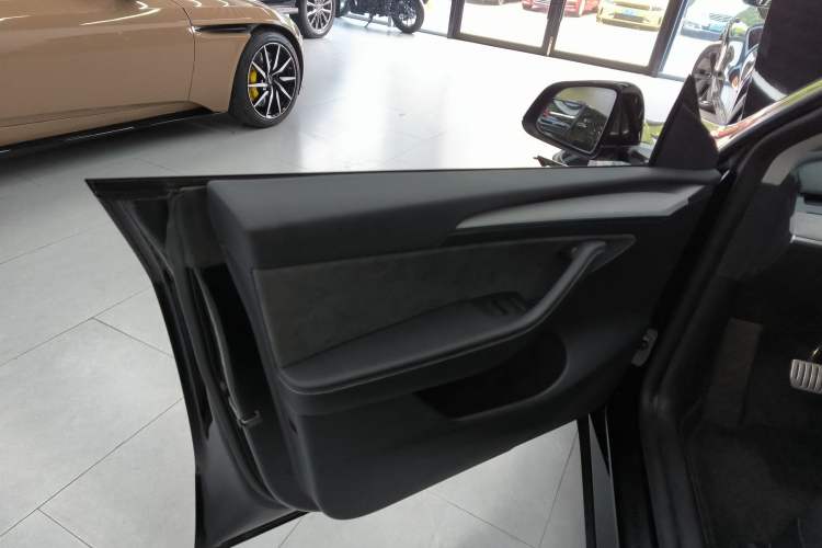 Used Tesla Model Y 2023 High-Performance All-Wheel-Drive Version
