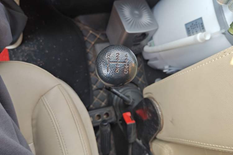 Used Iveco Daily 2020 2.5T A35 Passenger Van Single-Tire Mid-Roof Design 5-9 Seats with Sliding Side Door Meeting China V Emission Standards
