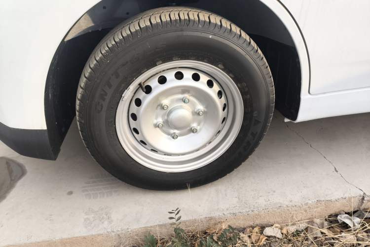 Used Wuling Yangguang 2024 300KM Comfort Version Passenger Van 75kW
