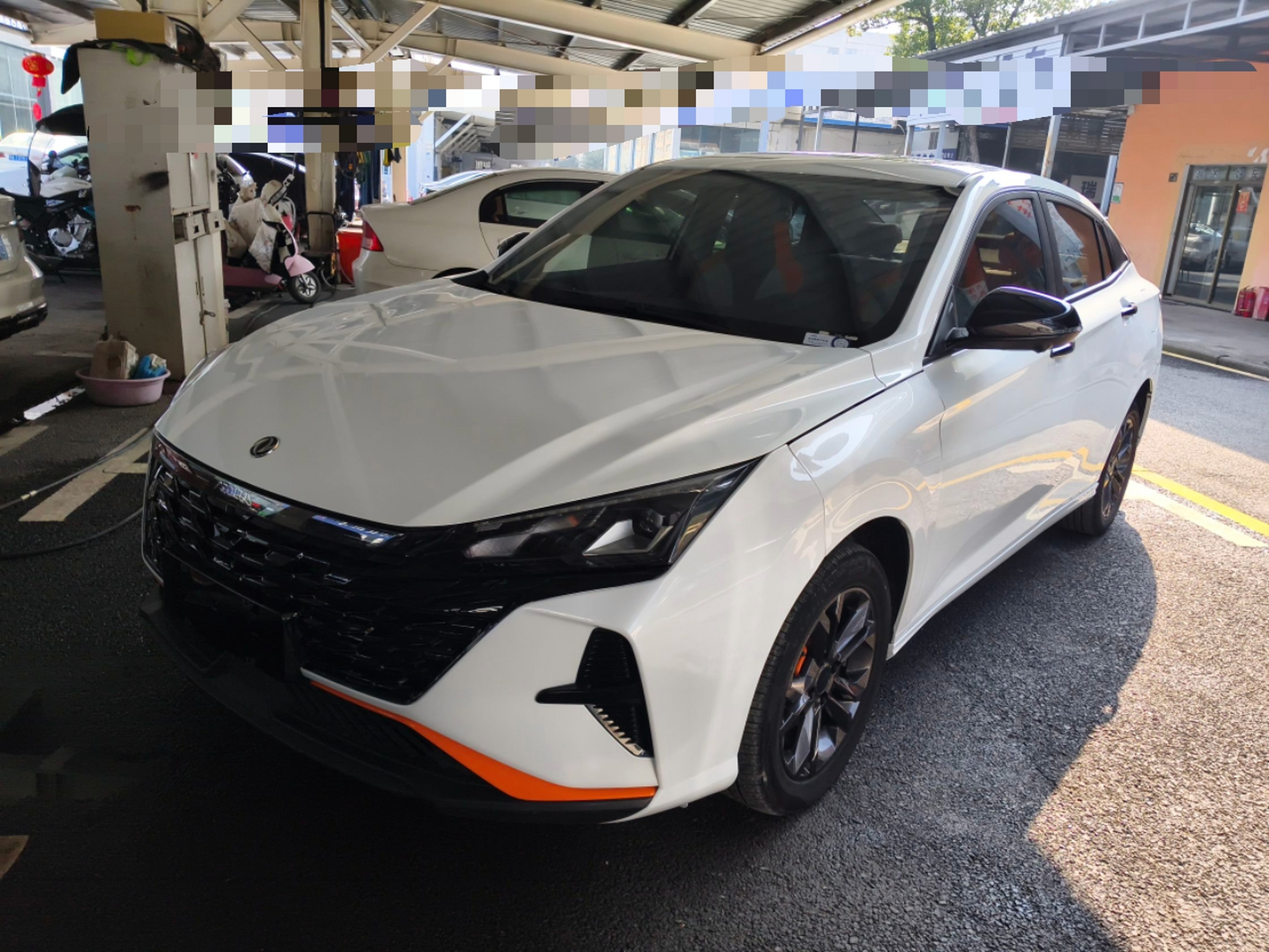 Под передней частью автомобиля