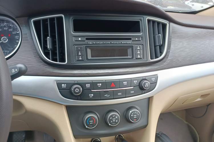 Used Baojun 730 2016 Revised 1.5L Manual Standard Version 7 Seats China V Emission Standard
