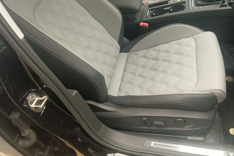 Used Volkswagen Magotan 2023 2 Million Units Limited Edition 330TSI DSG Leading Version
