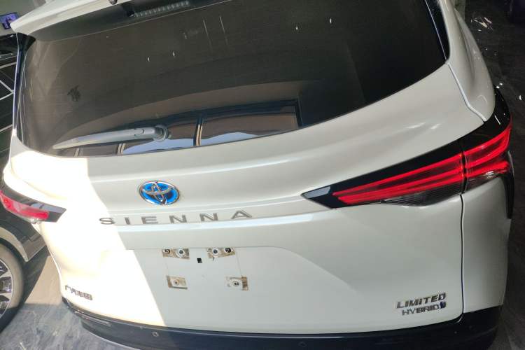 Used Toyota Sienna 2023 2.5L Hybrid Deluxe Edition