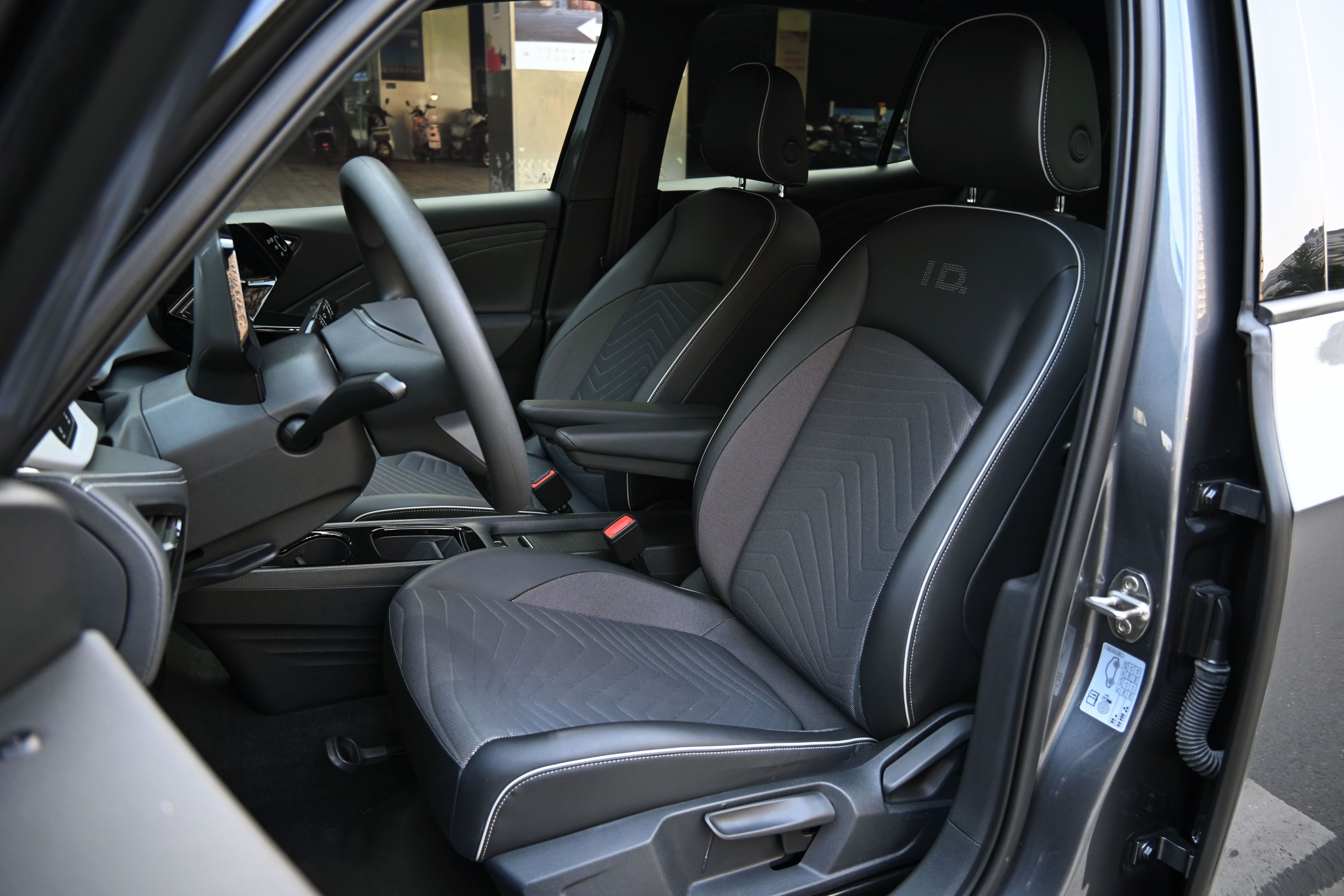 Переднее сиденье в автомобиле