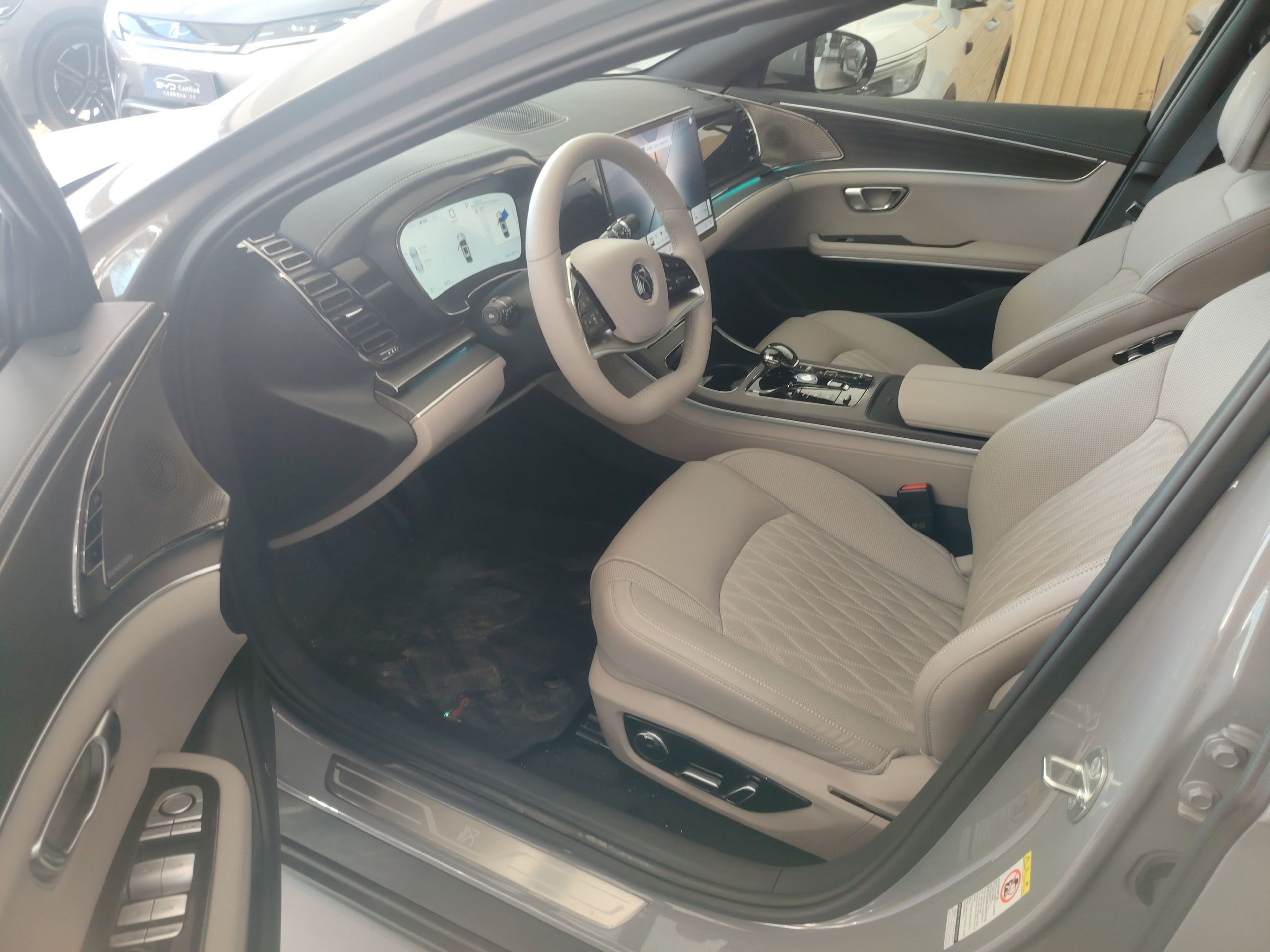 Переднее сиденье в автомобиле