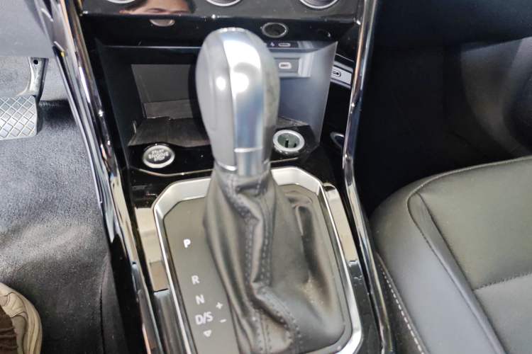 Used Volkswagen T-ROC 2021 280TSI DSG Two-Wheel Drive Comfort Connect Edition
