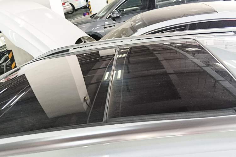 Used Volkswagen T-ROC 2025 Facelifted 300TSI DSG Two-Wheel-Drive Chen Guang Edition
