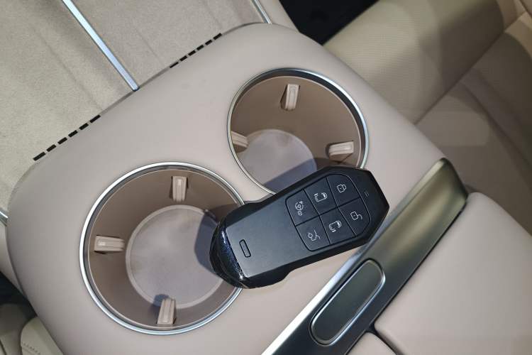 Used XPeng X9 2025 740 Ultra-Long Range Max
