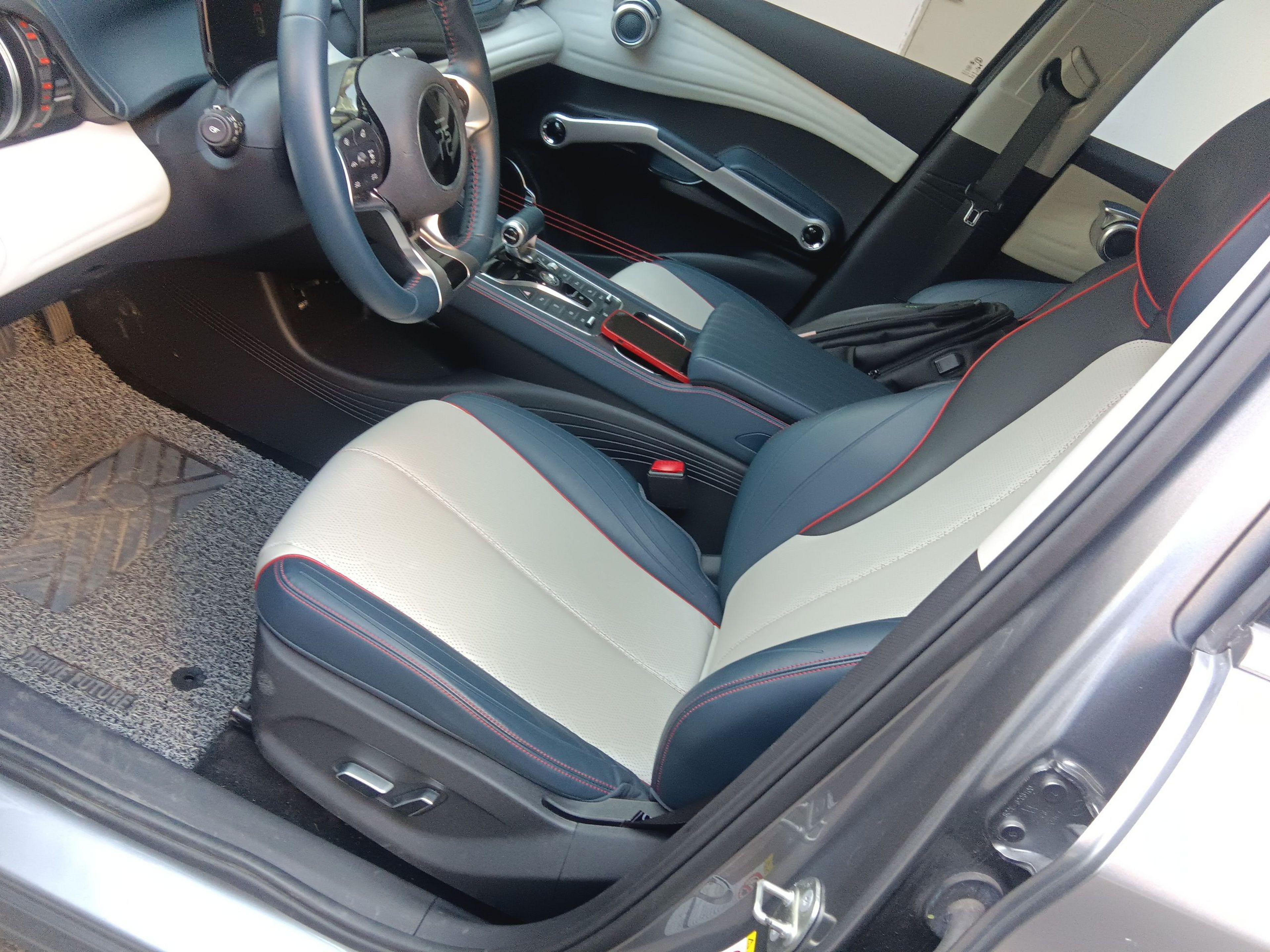 المقاعد الأمامية داخل السيارة