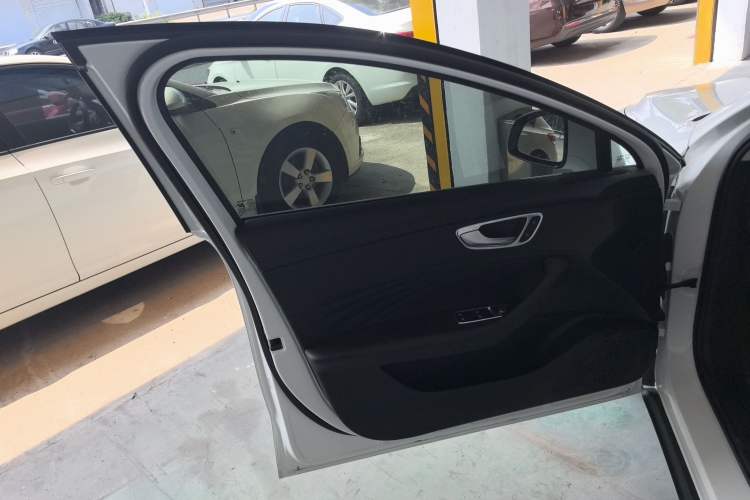 Used Roewe D7 2023 DMH 125km Superior Edition
