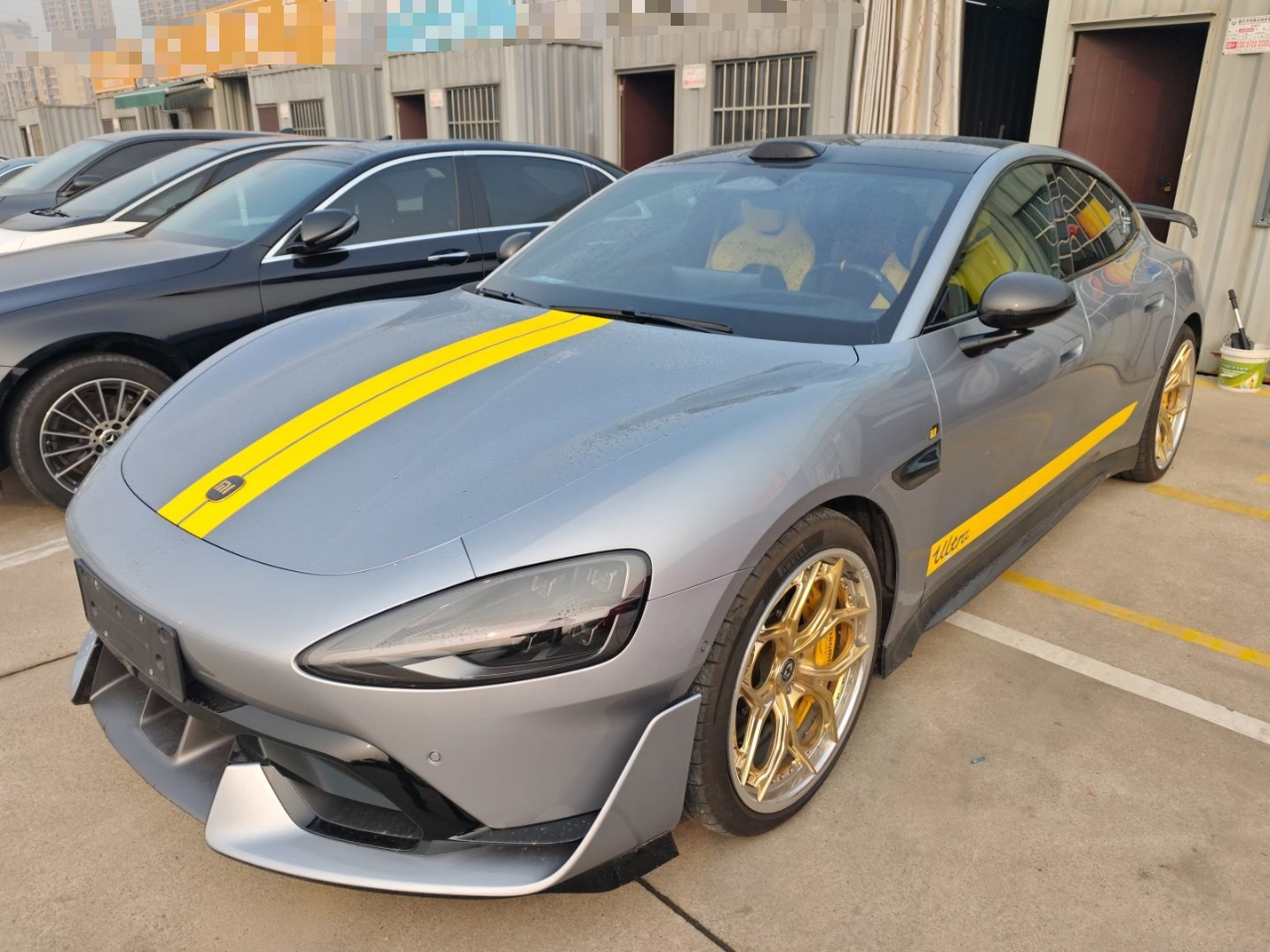 Под передней частью автомобиля