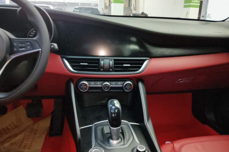 Used Alfa Romeo Giulia 2017 2.0T 200HP Luxury Edition
