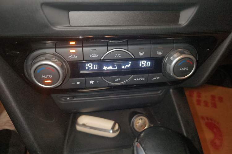 Used Mazda Mazda 3 Axela 2014 Sedan 2.0L Automatic Sport Model
