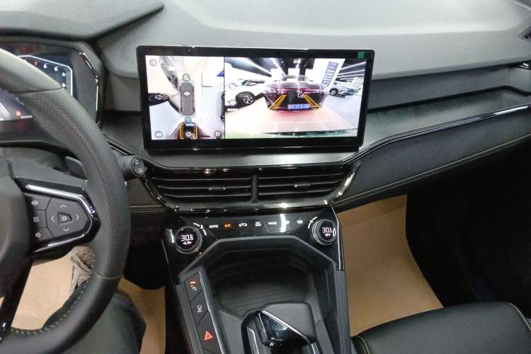 Used Lynk & Co 06 2023 Remix 1.5T Hero
