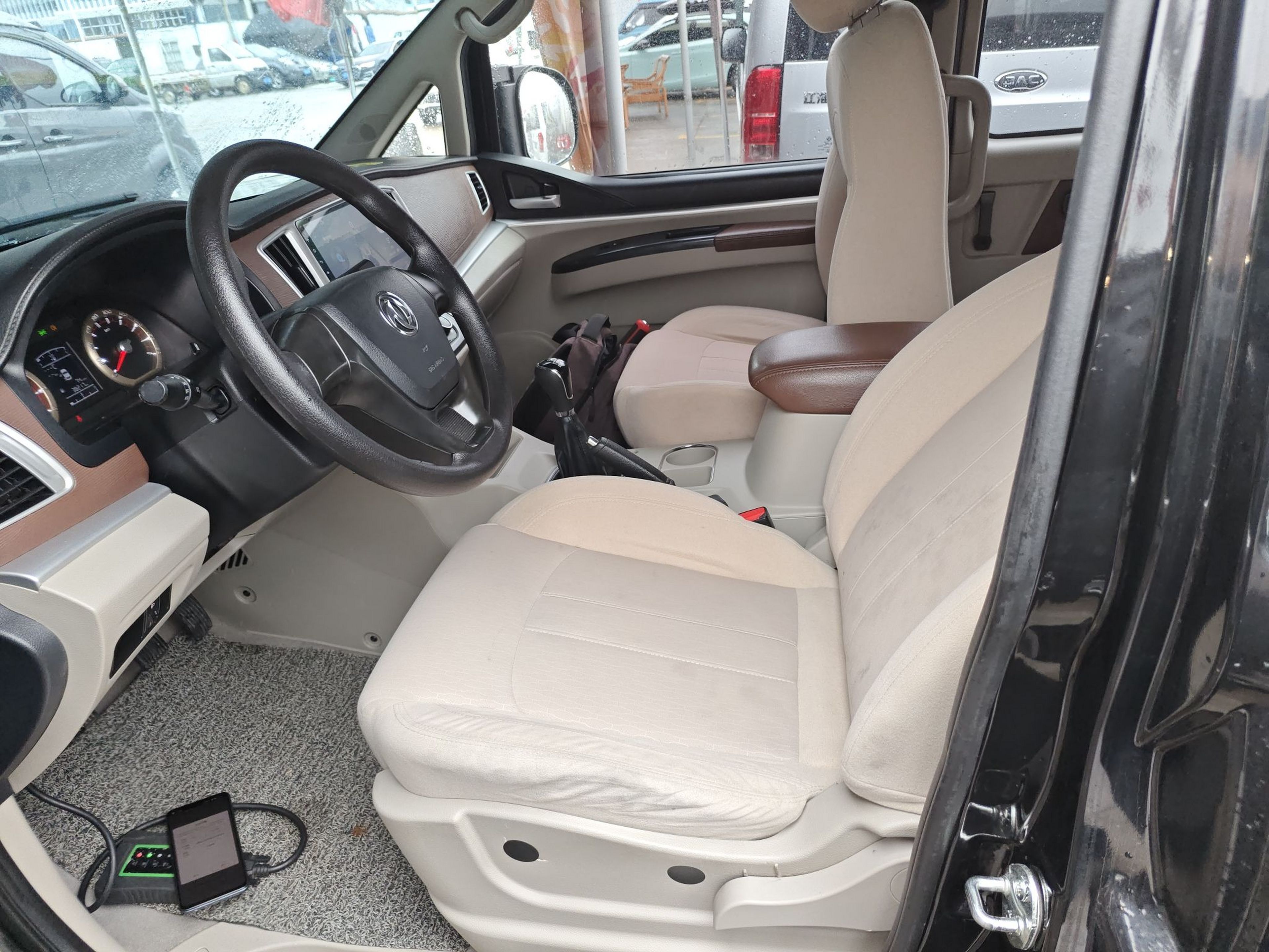 Переднее сиденье в автомобиле