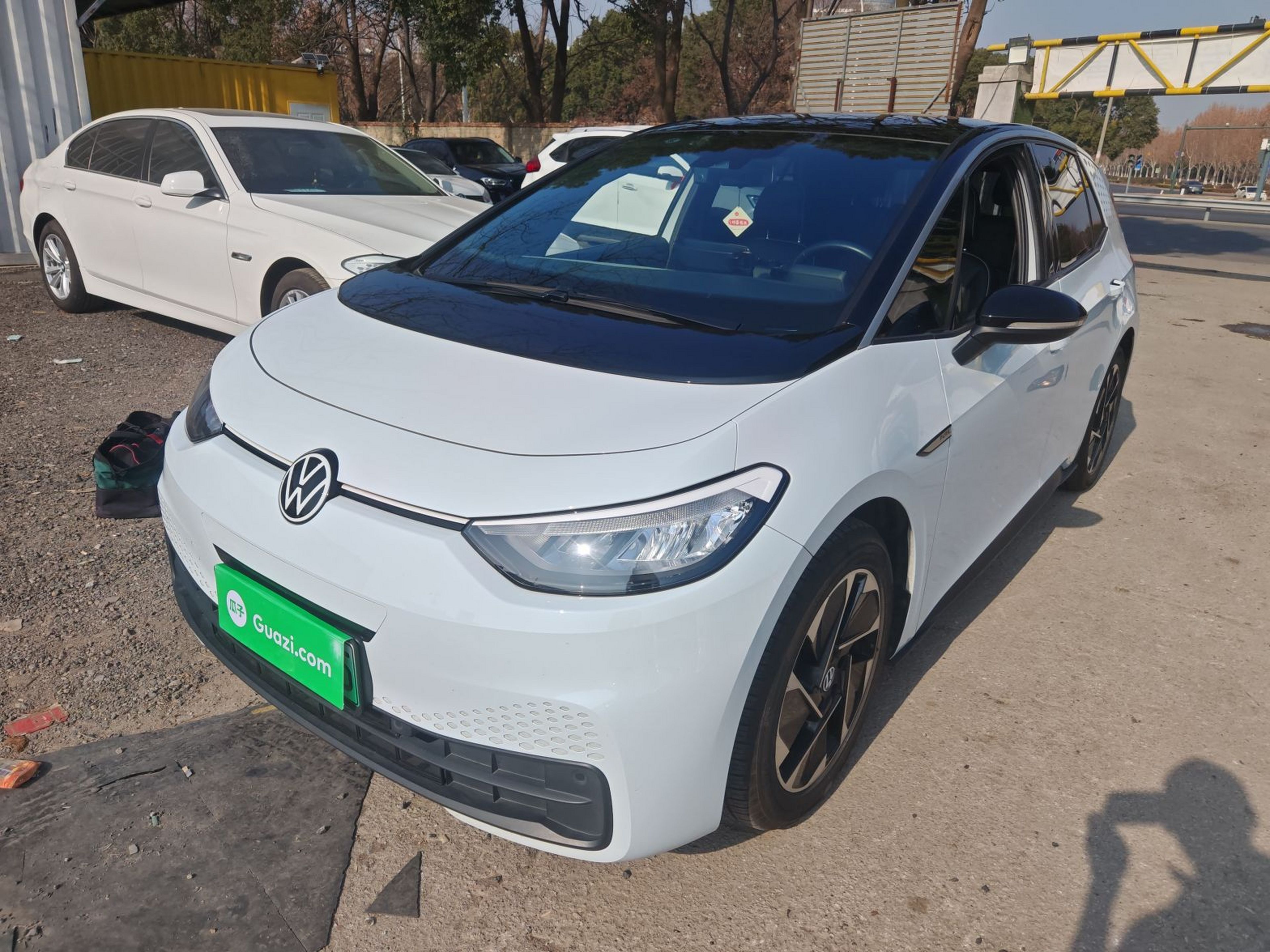 Под передней частью автомобиля