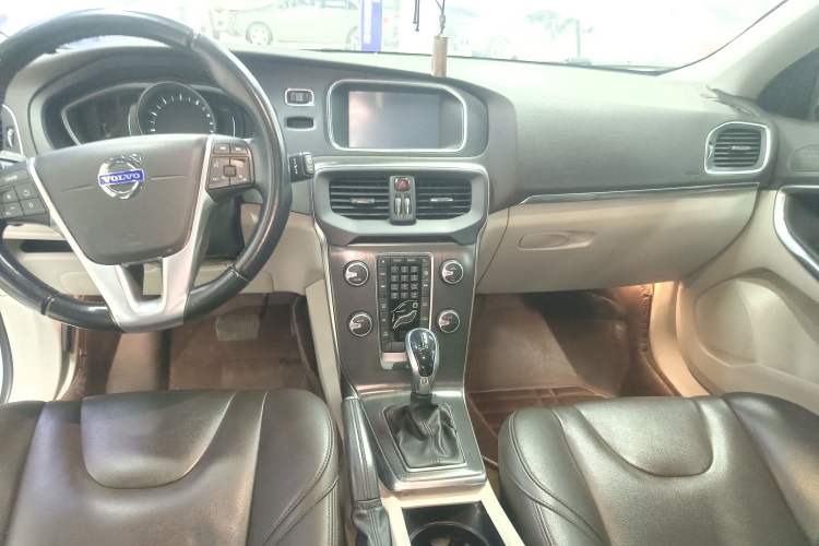 Used Volvo V40 2015 1.6T Zhiyi Edition
