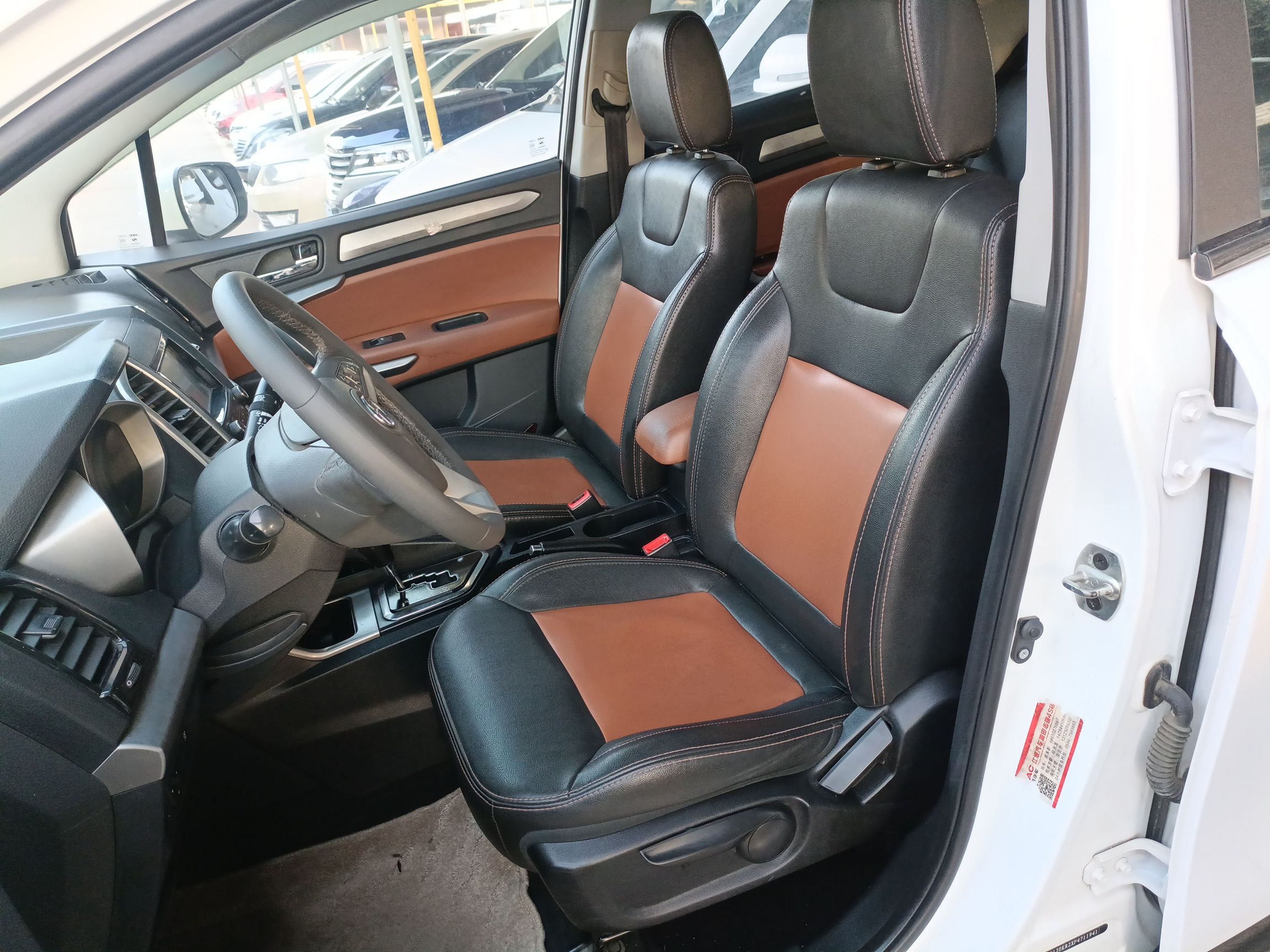 المقاعد الأمامية داخل السيارة