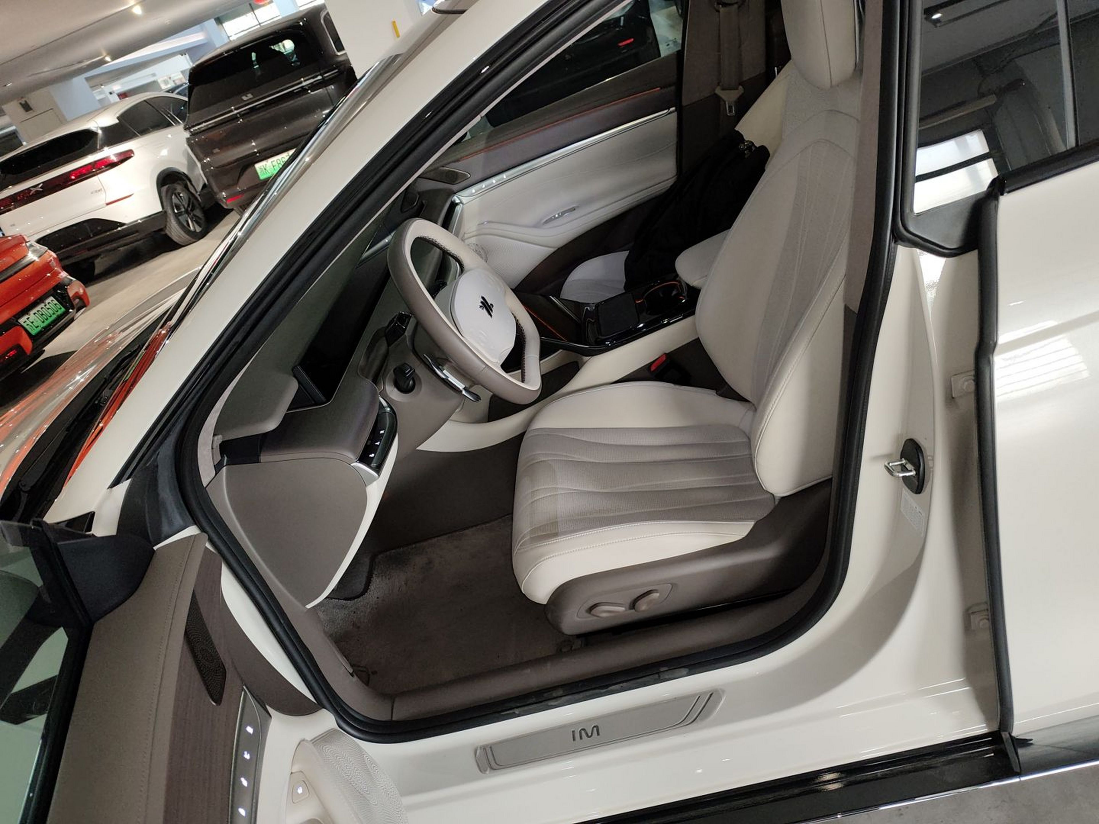 Переднее сиденье в автомобиле