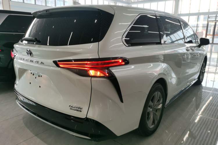 Used Toyota Sienna 2023 2.5L Hybrid Deluxe Edition
