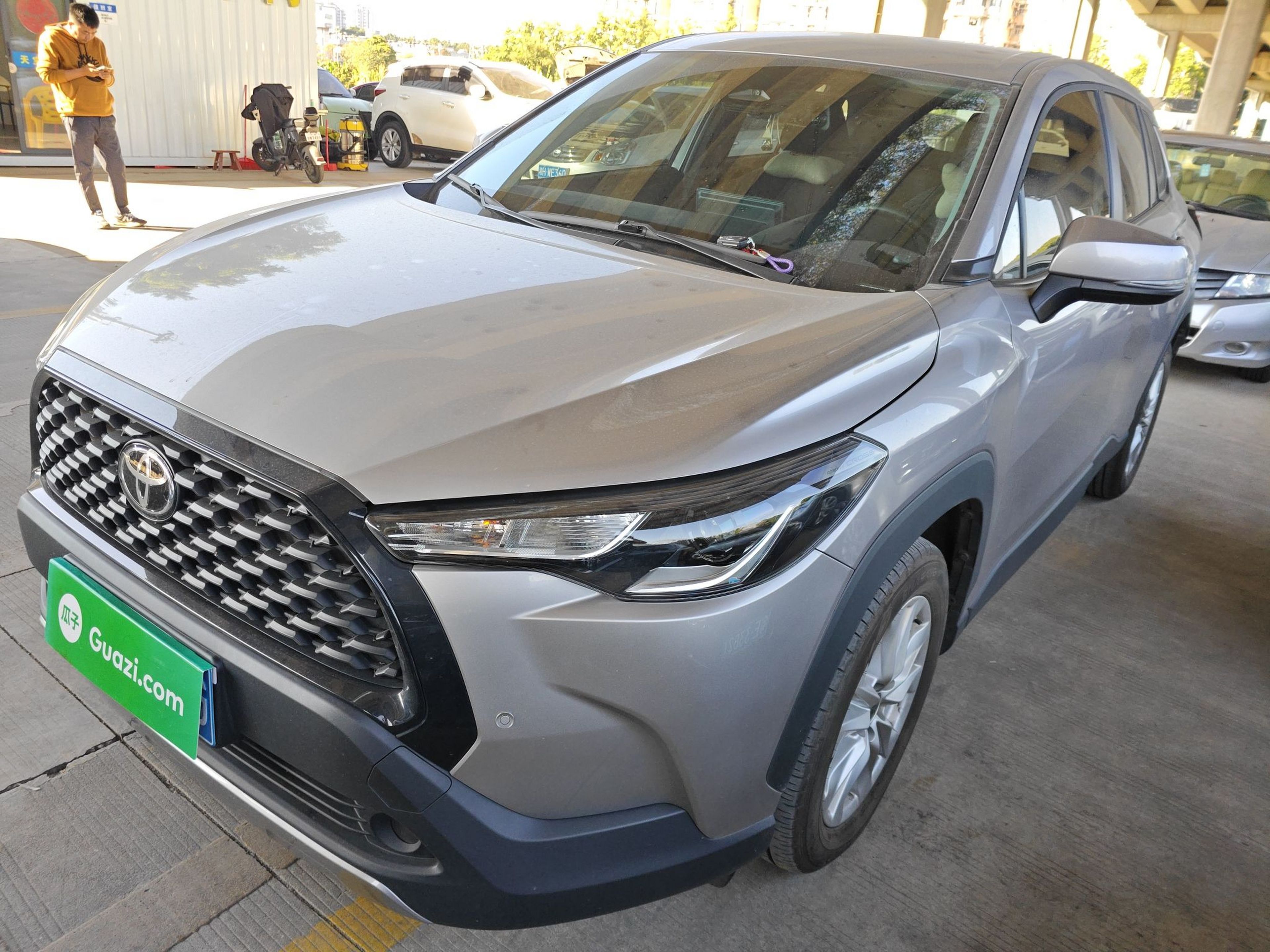 Под передней частью автомобиля