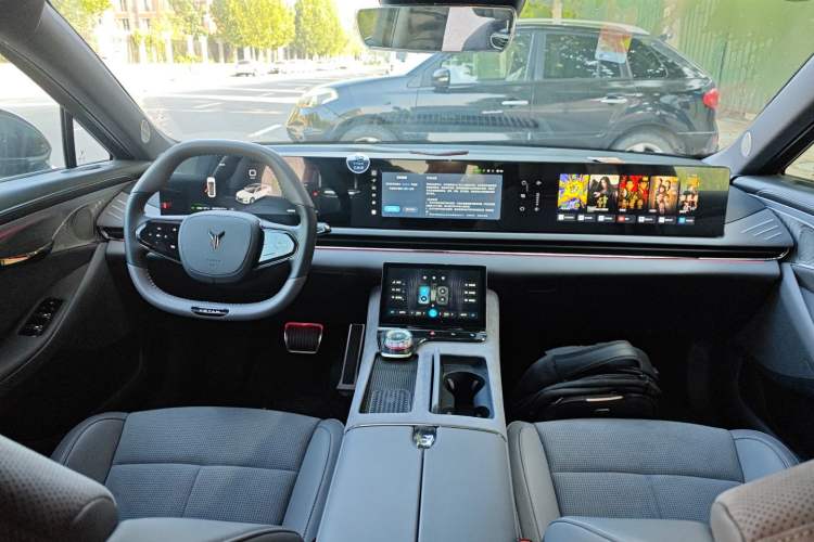 Used VOYAH PASSION 2024 PHEV Four-Wheel Drive Ultra-Long Range Executive Edition
