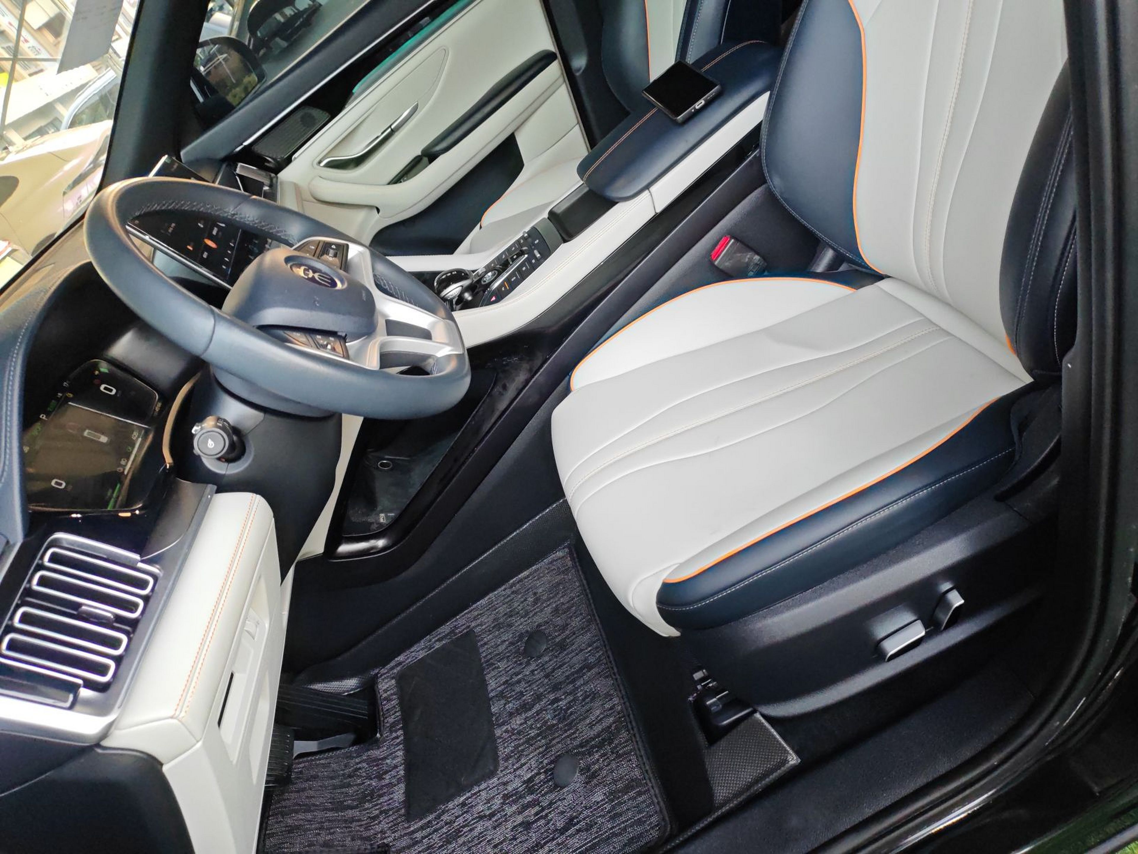 Переднее сиденье в автомобиле