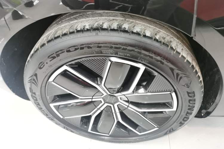 Used  12 2023 700 Three-Laser Rear-Wheel Drive Luxury Edition