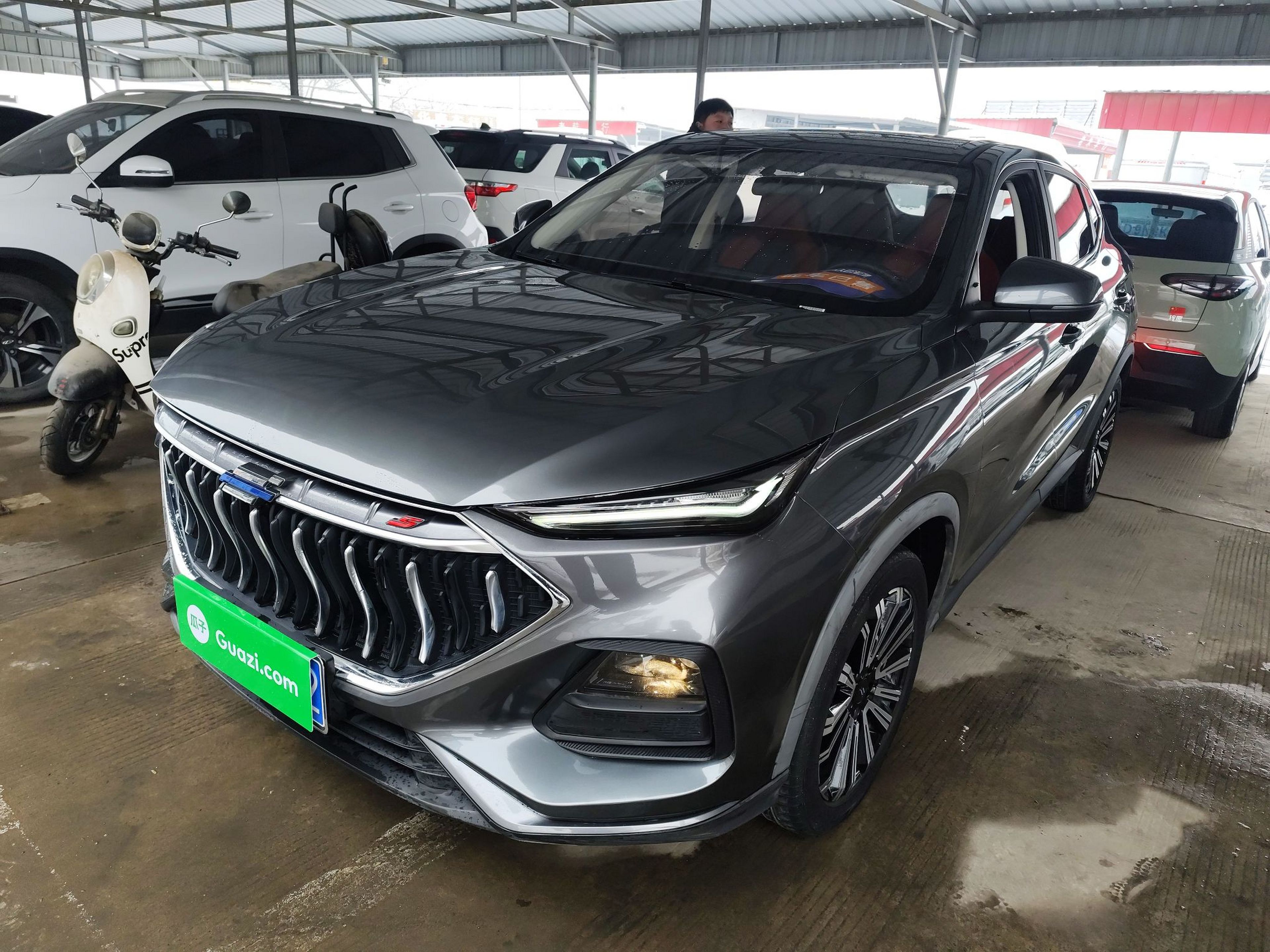 Под передней частью автомобиля