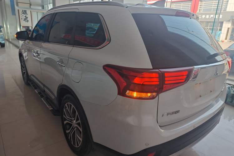 Used Mitsubishi Outlander 2018 2.4L 4x4 Luxury Edition 7-Seater